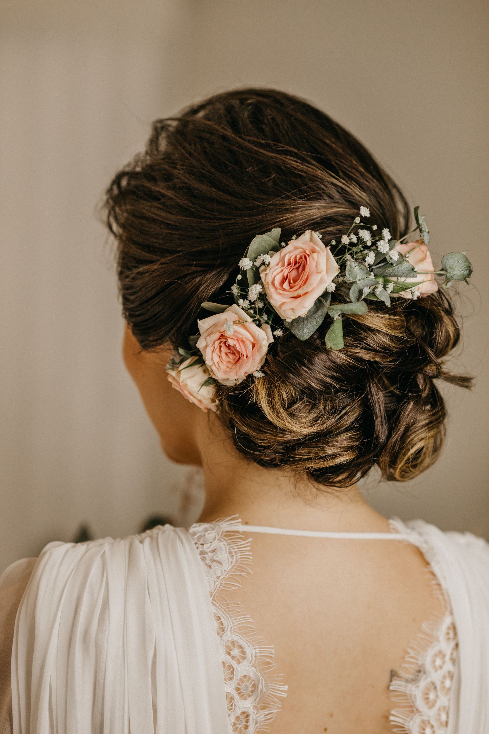 Elegante Brautfrisur mit frischen Rosen, gestylt bei Fatmas Haarmonie