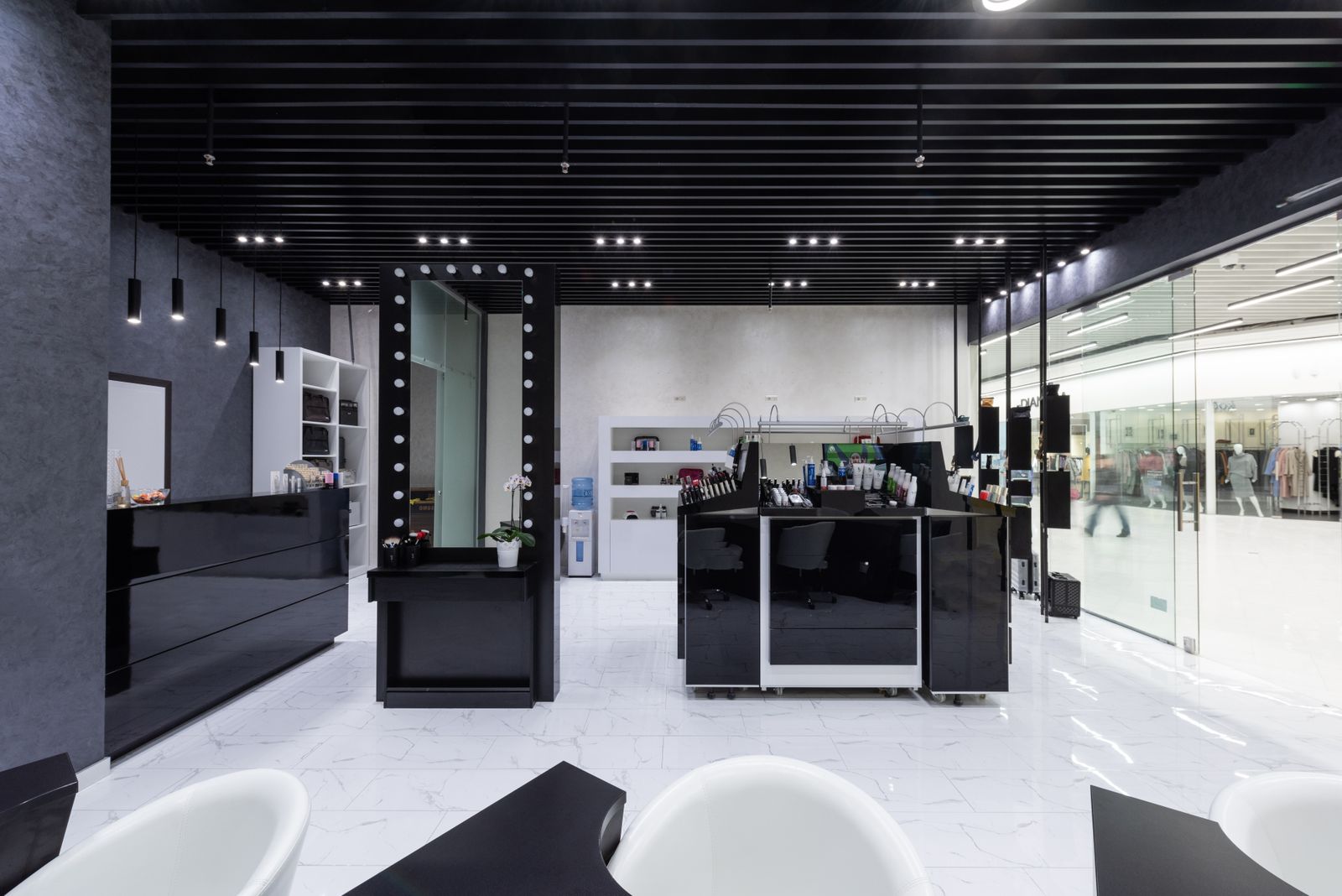 Heller, moderner Stylingbereich in einem Friseursalon