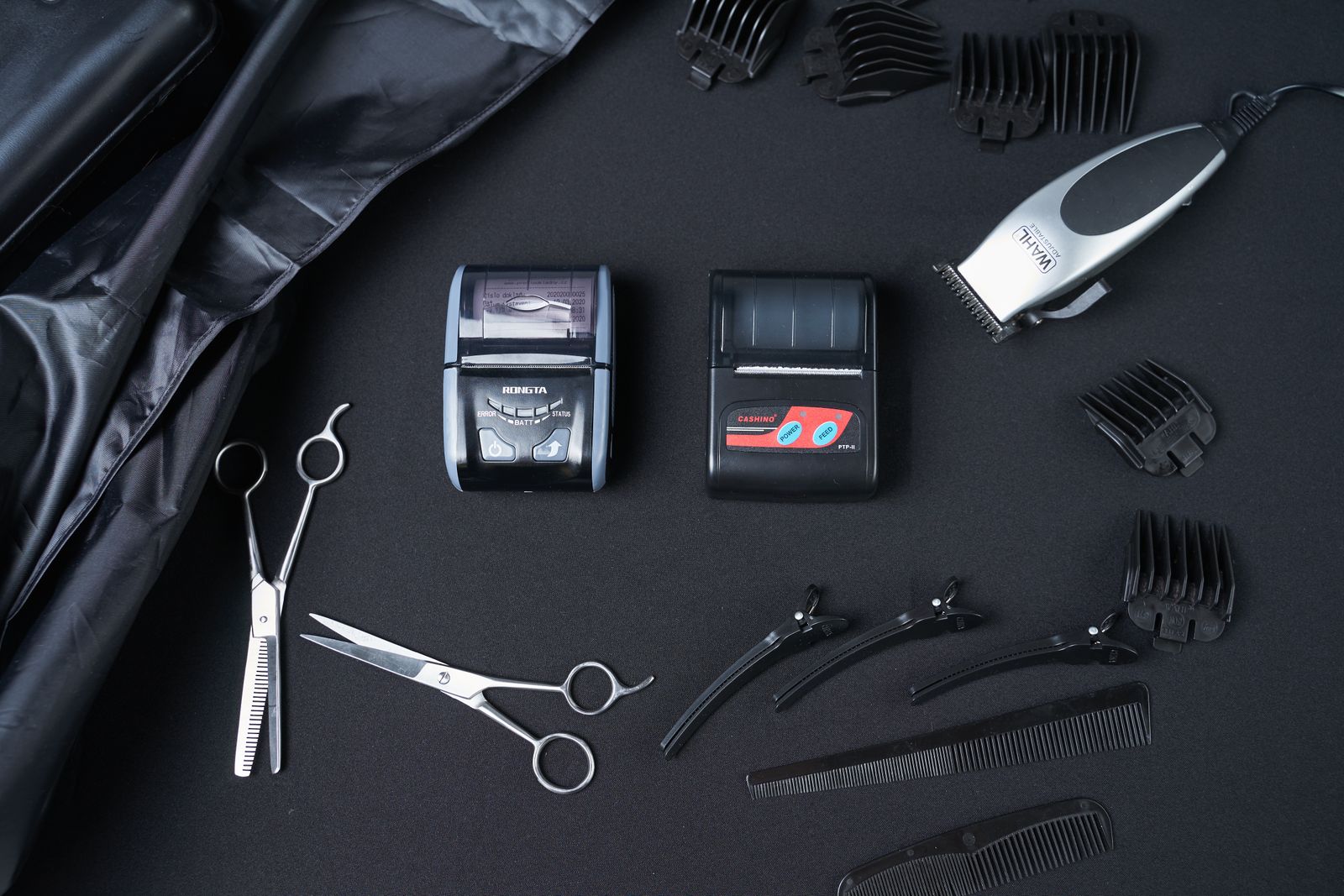 Flatlay mit Friseurschere und Werkzeug
